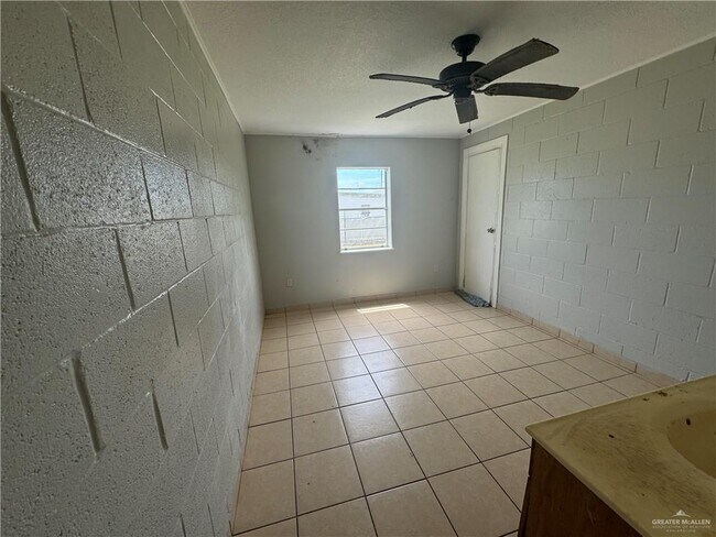 Building Photo - 23 Robin Rd