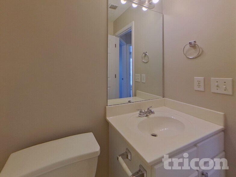 Building Photo - 6030 Savannah Dr