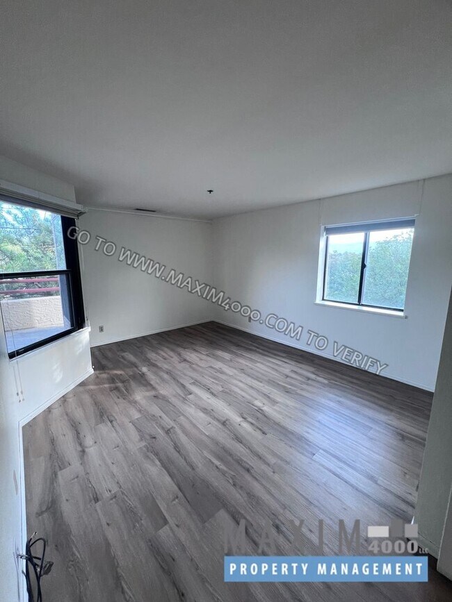 Building Photo - 1111 Horizon Dr