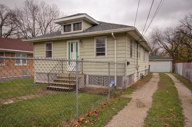 Building Photo - Charming updated 2 bd 1 ba bungalow