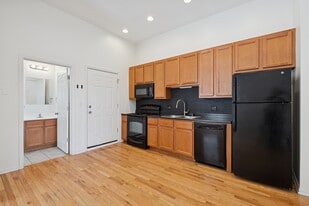 Building Photo - 2712 W North Ave