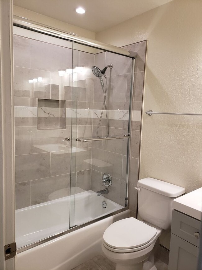 Building Photo - 4 Bed 2 Bath with Beautiful Large Yard!!