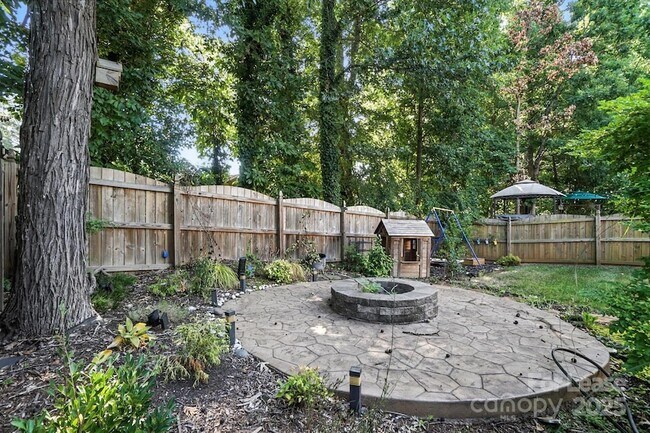 Building Photo - 1737 Hooper Court