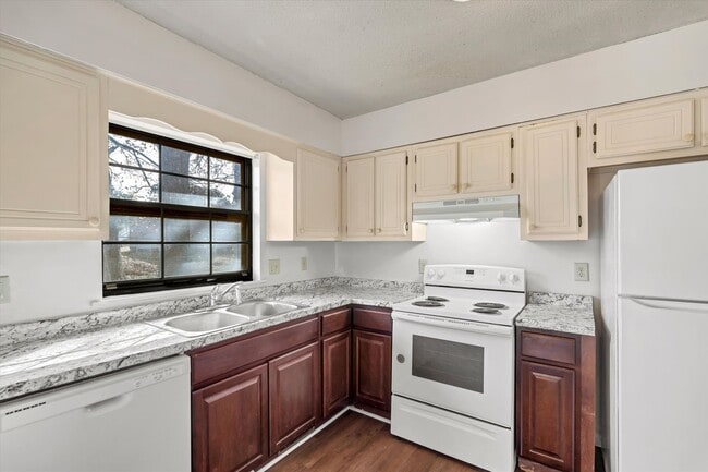 Building Photo - Spacious 4 Bed / 2 Bath Home