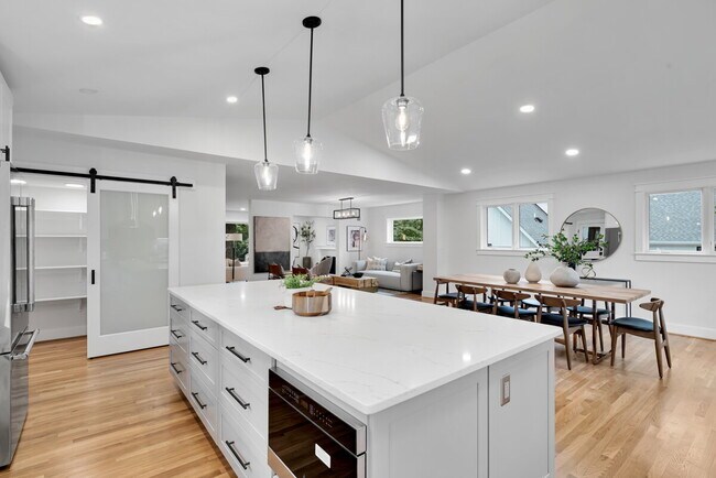 Building Photo - "Luxurious 6-Bed, 6-Bath Arlington Retreat...