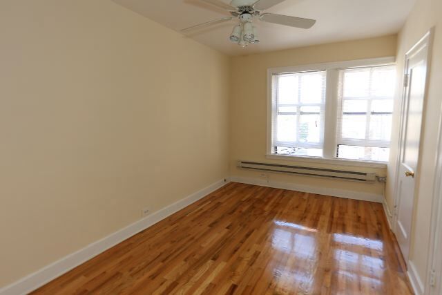 Building Photo - 544 W Wellington Ave