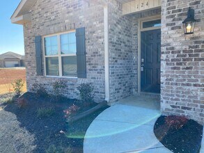 Building Photo - Four years old newer Four Bedroom in Meridianville