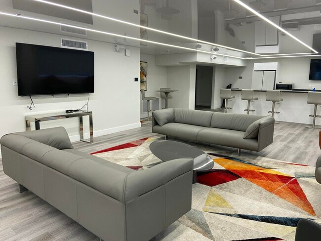 Building Photo - 340 Sunset Dr