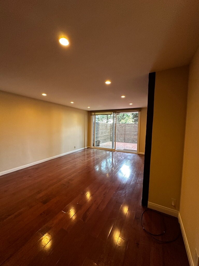 Spacious living room - 11951 Mayfield Ave