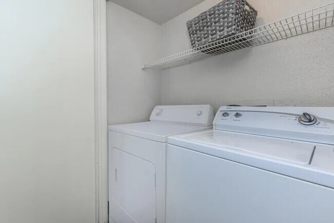 Building Photo - Elegant 2-Bedroom Near I-45 – Pets Welcome!