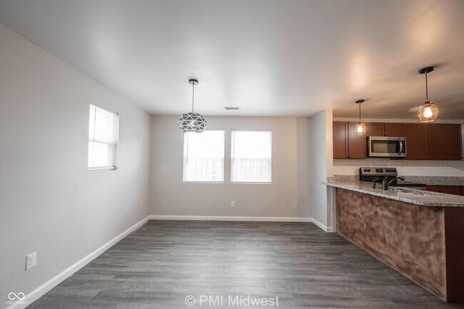 Building Photo - 955 N Traub Ave