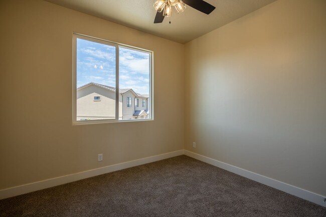 Building Photo - Newer Townhome Near Utah Tech