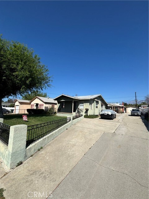 Building Photo - 646 W Belmont St