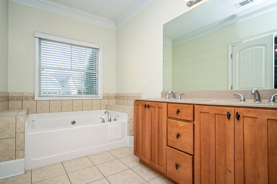 Building Photo - 104 Society St