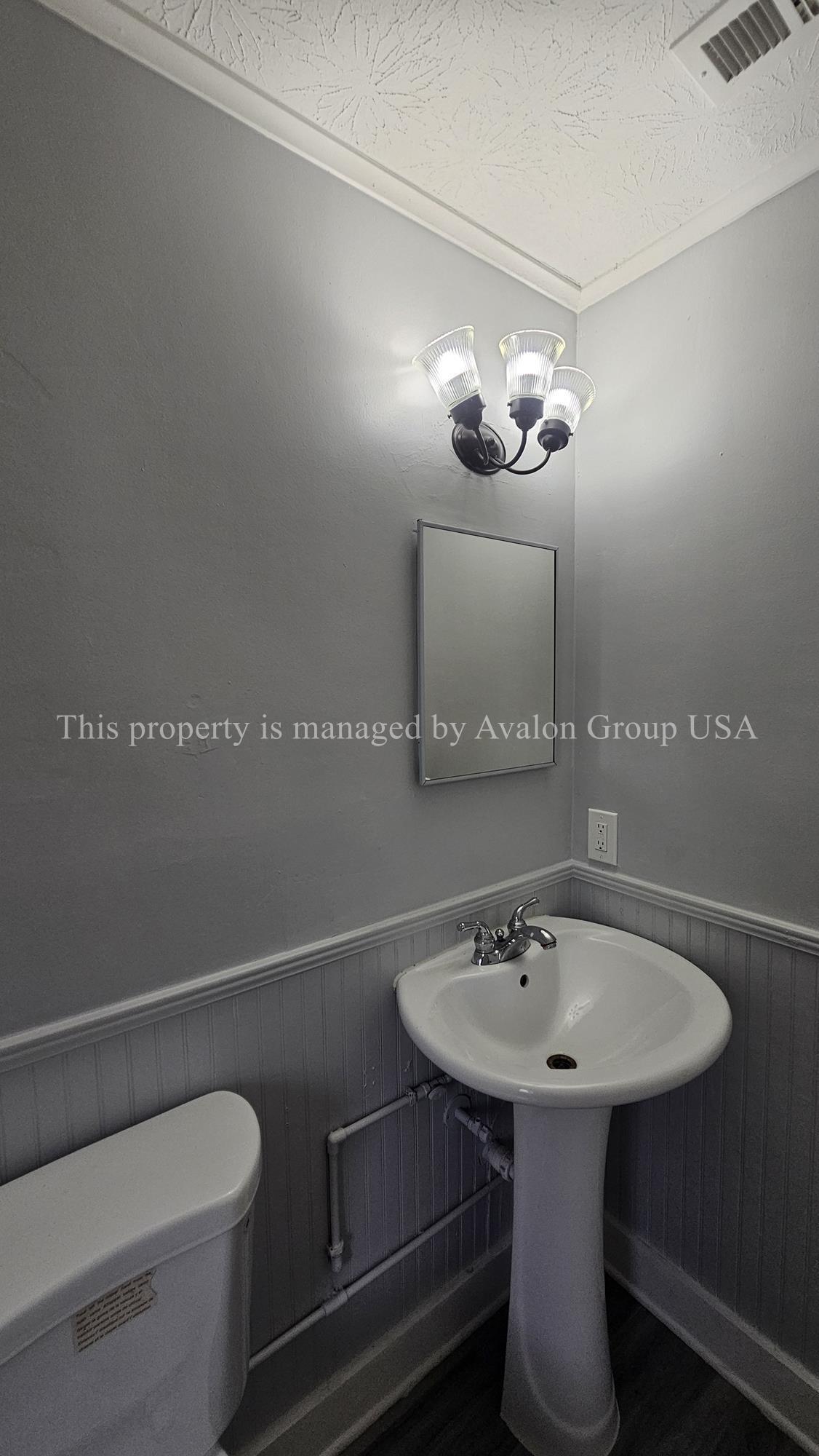 Building Photo - 6063 Longchamp Dr