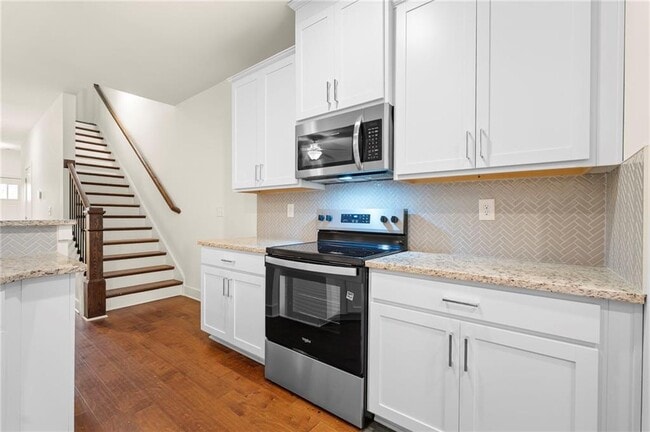 Building Photo - 1833 Edgehill Dr