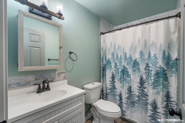 Building Photo - 3 Bedroom W/ Mother in Law Suite | 2 Bathr...