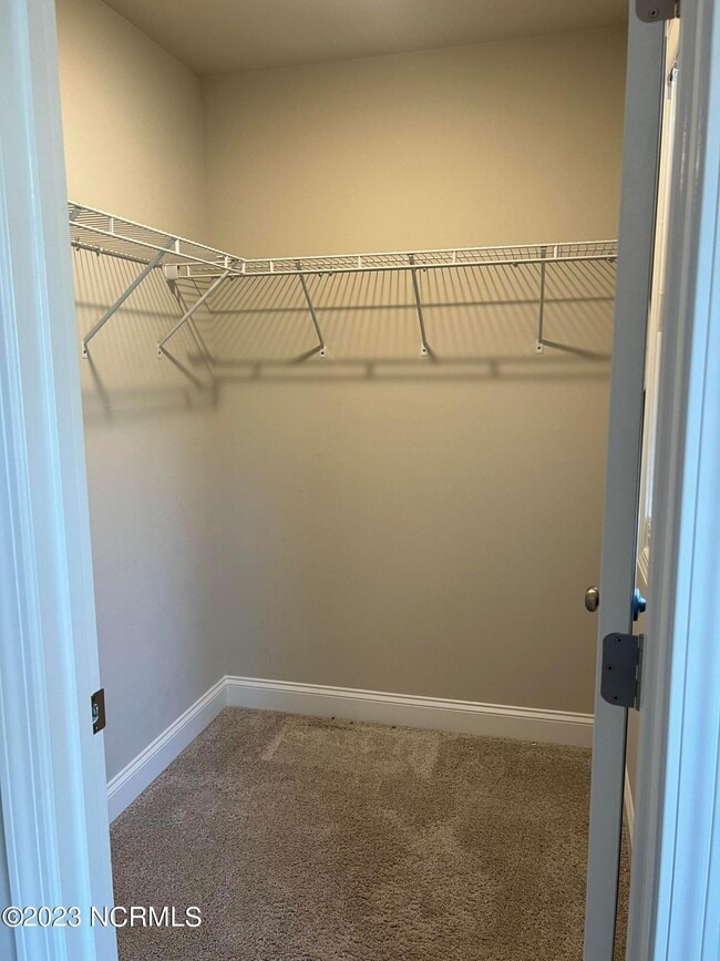 Building Photo - 412 Palisades Dr