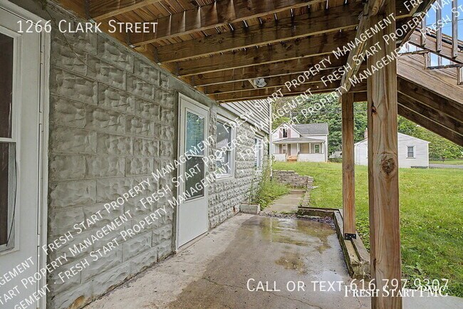 Building Photo - 1266 Clark St