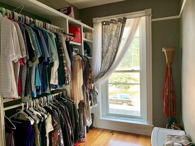 Building Photo - 2223 Parkwood Ave