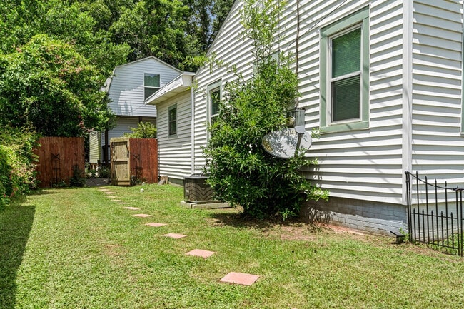 Building Photo - 2 Mead Dr