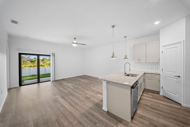 Building Photo - 26483-26483 Sandhill Blvd