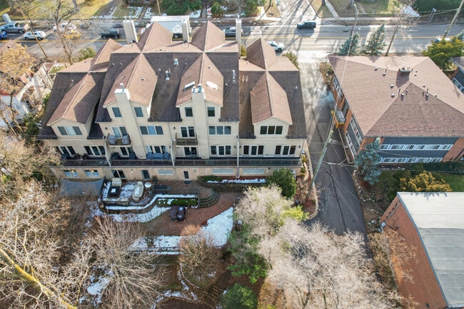 Building Photo - 934 W Huron St