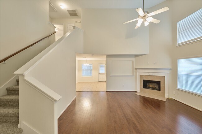 Building Photo - 12515 Lakeshore Dr