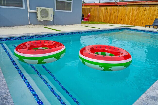 Building Photo - 17621 NE 7th Ave