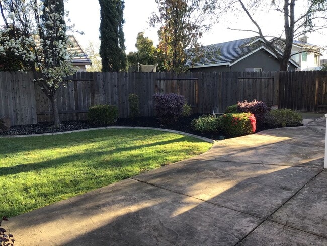 Building Photo - Woodcreek Oaks home - three bedroom
