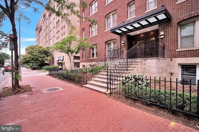 Building Photo - 1121 24th St NW