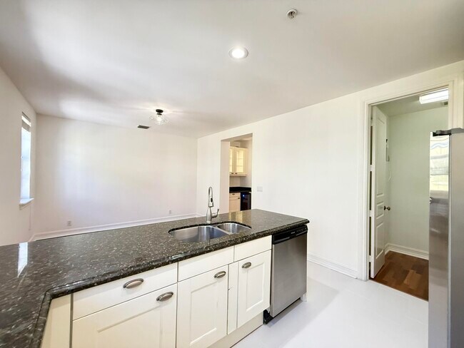 Building Photo - 319 Flamingo Dr