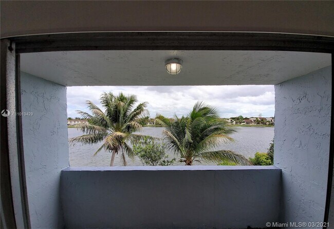 Building Photo - 9363 Fontainebleau Blvd