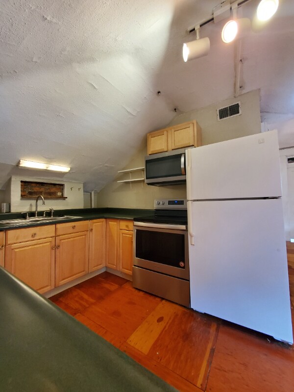 Building Photo - 65 Smith Pl