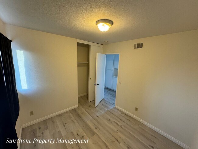 Building Photo - House in Ontario