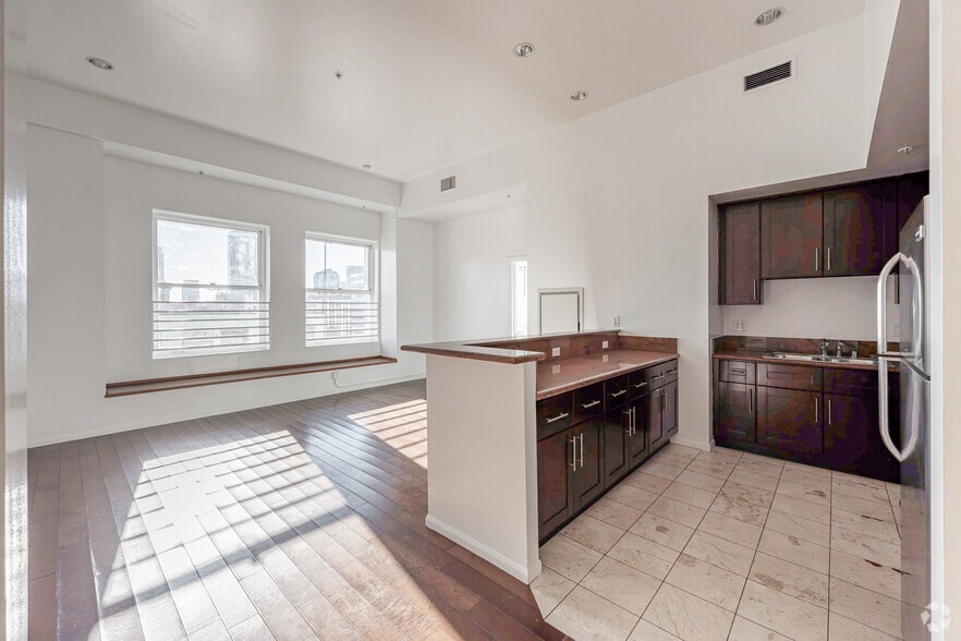 1BR, 1BA - 710SF - KITCHEN - Chester Williams Building