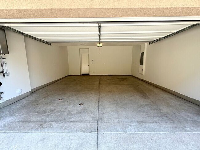 Building Photo - Luxury Townhome for Lease in Rancho Cucamonga