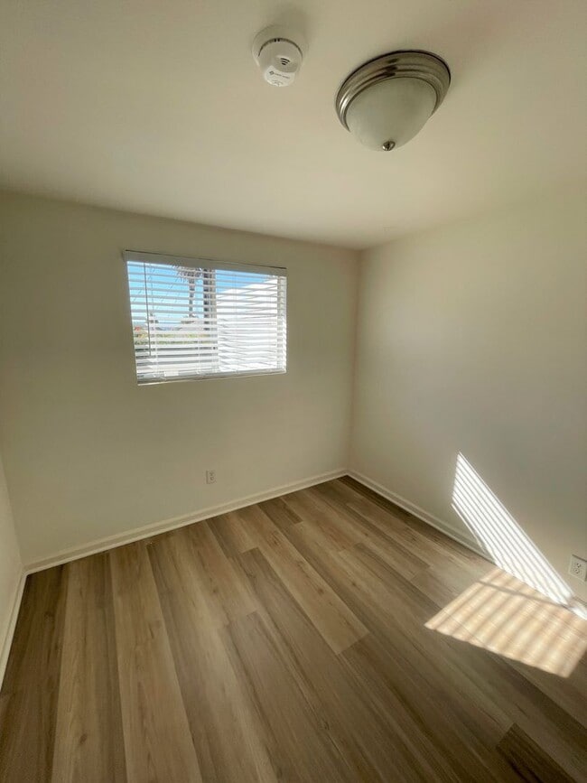 Building Photo - Downtown Home with Large Deck and OCEAN VIEWS!