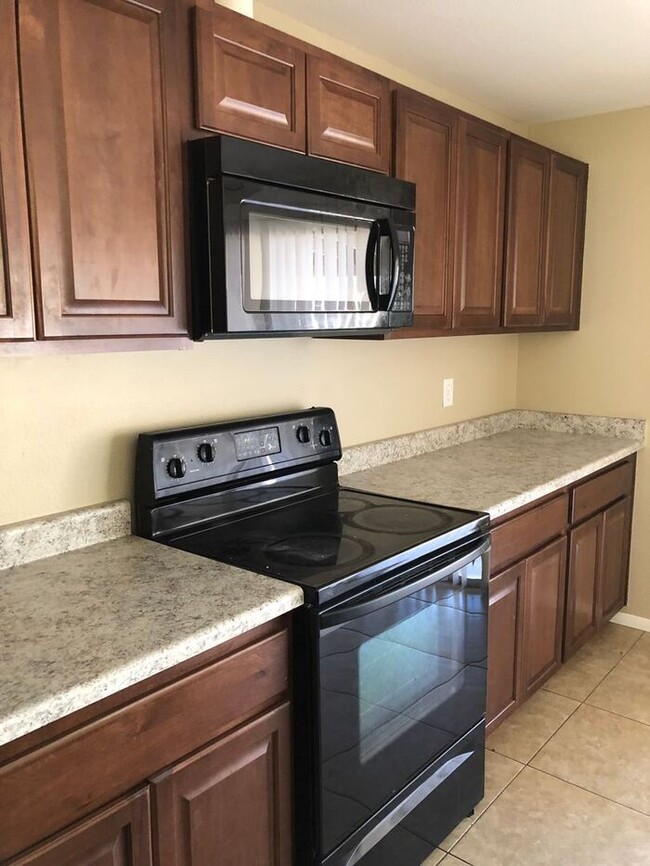 Building Photo - COMING SOON! Spacious 3 Bed 1 Bath Home in...