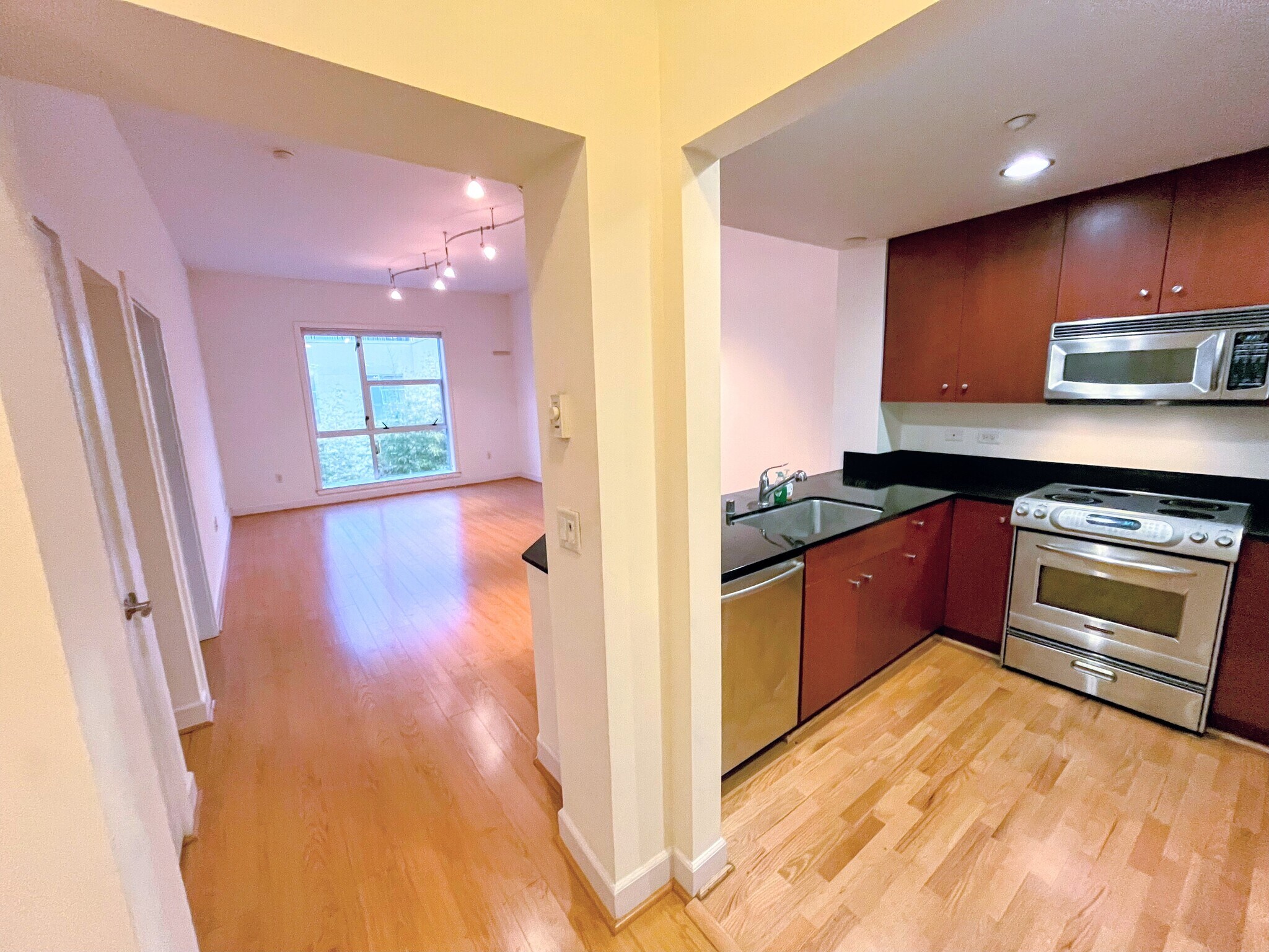 Building Photo - 585 9th St