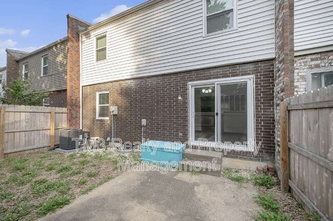 Building Photo - 3731 NE Colonial Dr