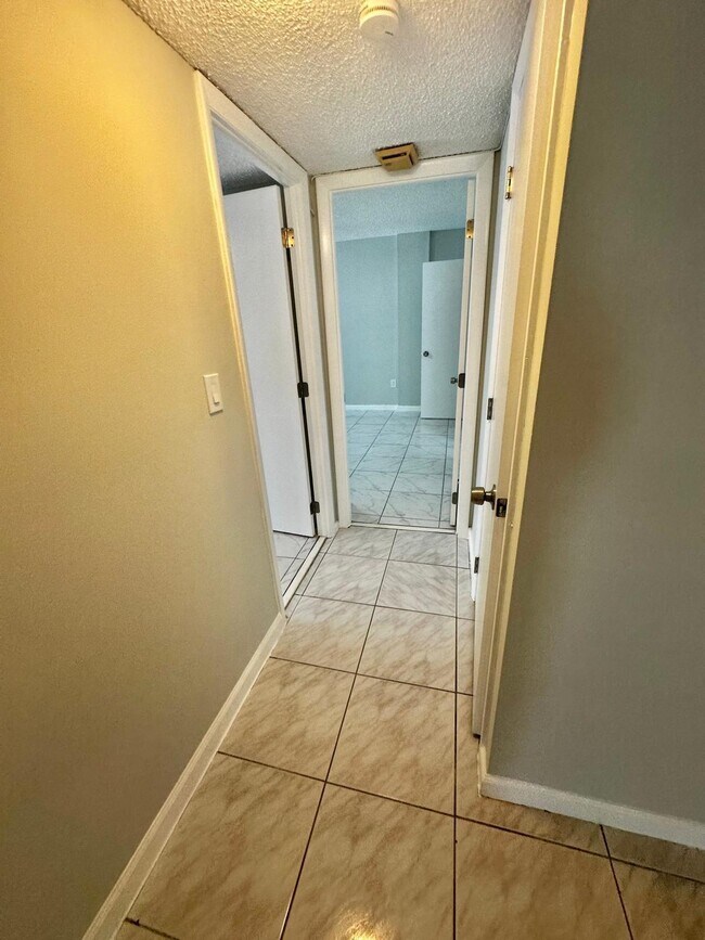 Building Photo - 4158 Inverrary Dr