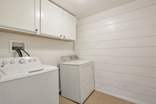 Building Photo - Available Now!   4 bedrooms, 3 1/2 baths P...