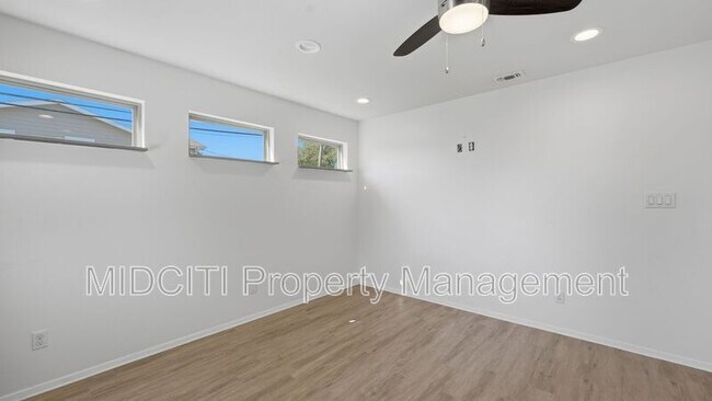 Building Photo - 1198 Green Hill Dr