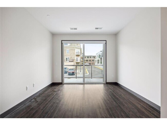 Building Photo - 253 Lake St E