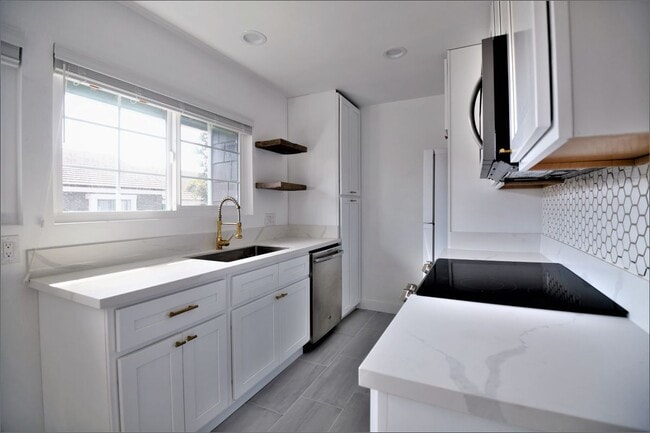Building Photo - 258 Streamwood