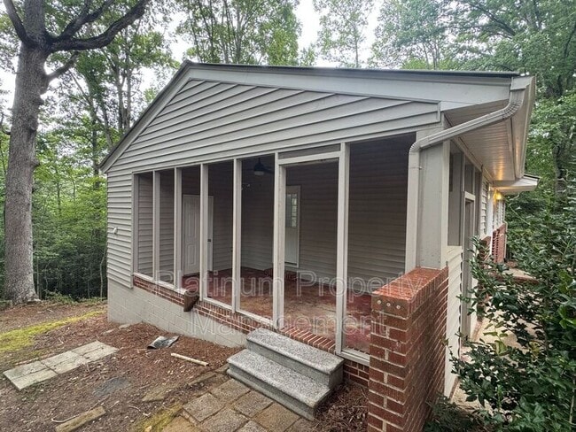 Building Photo - 656 N Chestatee St