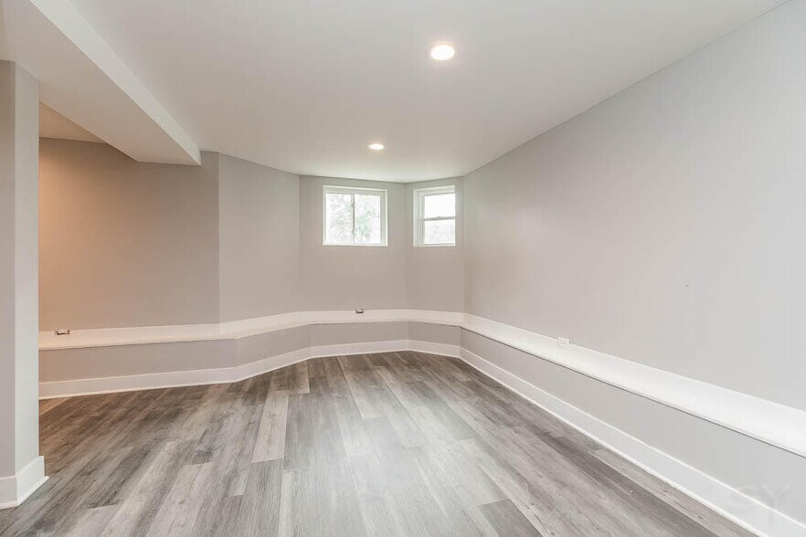 Building Photo - 2200 N Kenneth Ave