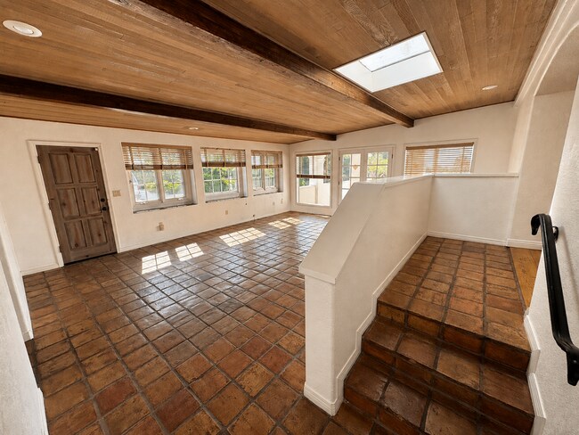 Building Photo - 352 Glen Ellen Dr