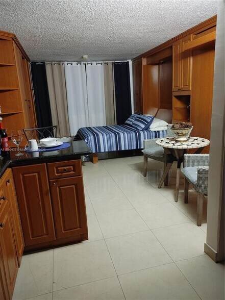 Primary Photo - 19201 Collins Ave